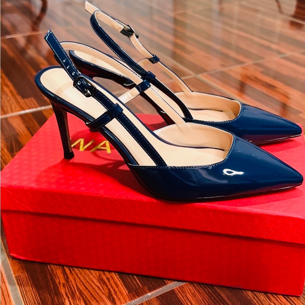 The shoes of WAYDERNS Brand. It’s dark blue color and the size is 6.5, 100% NEW